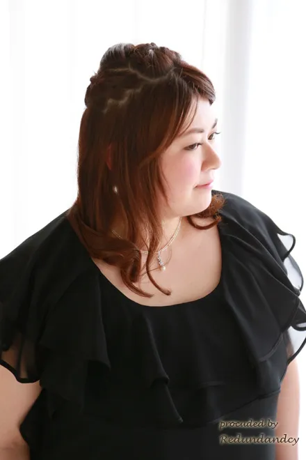 ブラックのラッフルカラーシフォンドレス