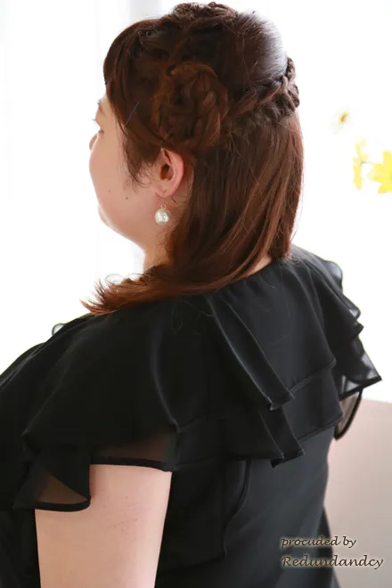 ブラックのラッフルカラーシフォンドレス