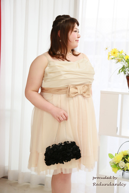 ベージュのウエストリボンサテンミニドレス