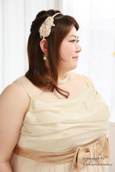 ベージュのウエストリボンサテンミニドレス