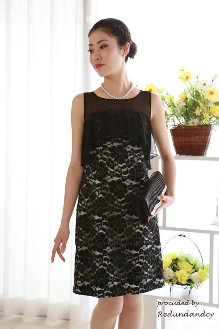 ブラックのデコルテシアー花柄レースドレス