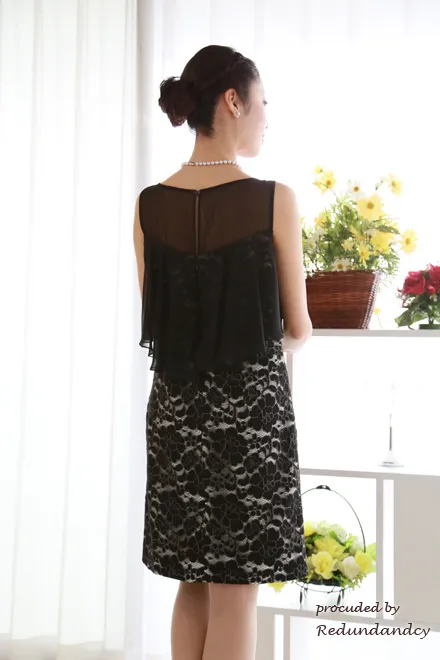 ブラックのデコルテシアー花柄レースドレス