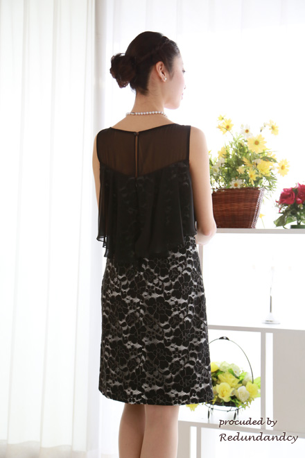 ブラックのデコルテシアー花柄レースドレス