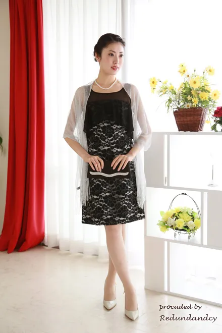 ブラックのデコルテシアー花柄レースドレス