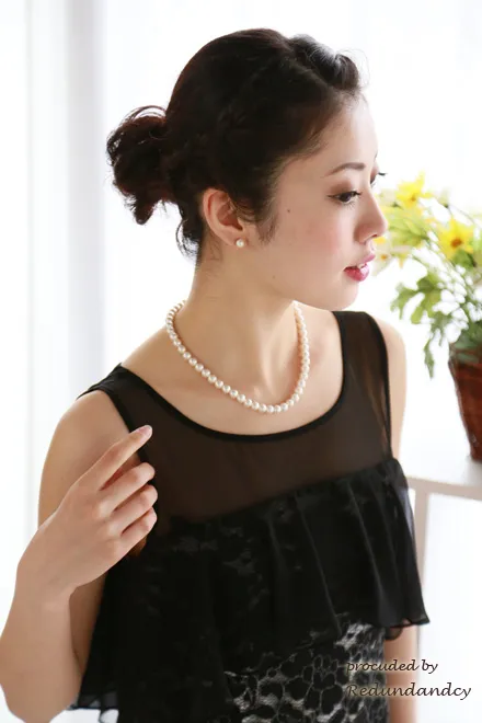 ブラックのデコルテシアー花柄レースドレス