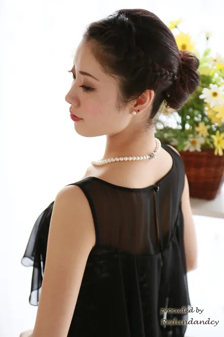 ブラックのデコルテシアー花柄レースドレス