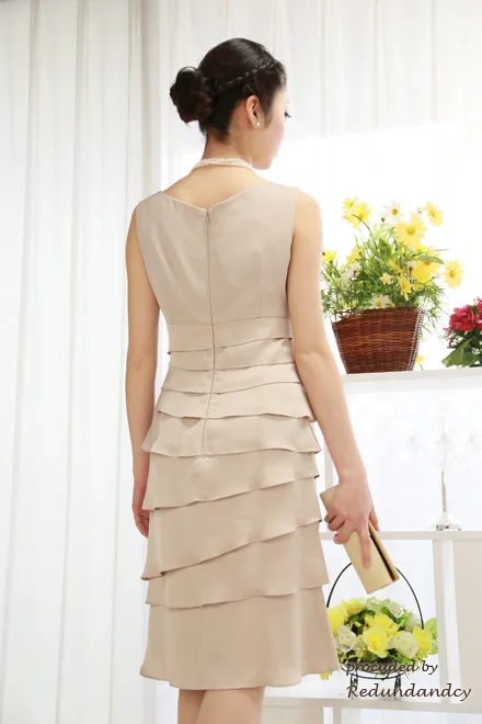 ベージュの膝丈変形ティアードドレス