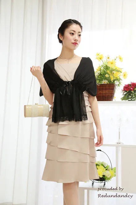 ベージュの膝丈変形ティアードドレス