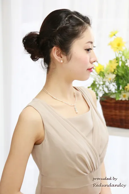 ベージュの膝丈変形ティアードドレス