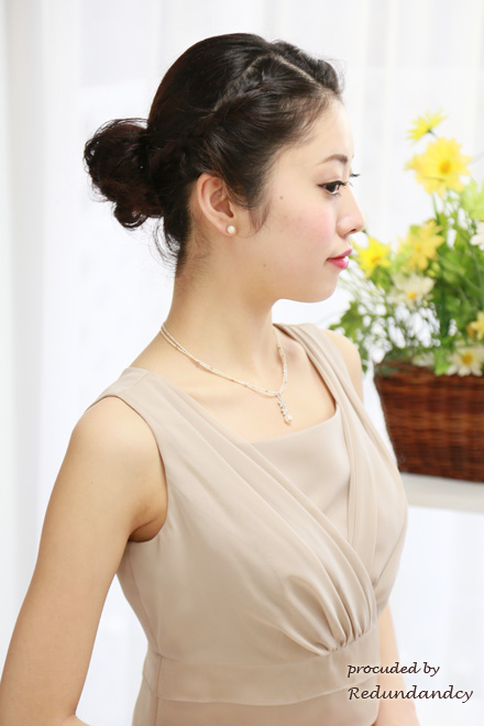 ベージュの膝丈変形ティアードドレス