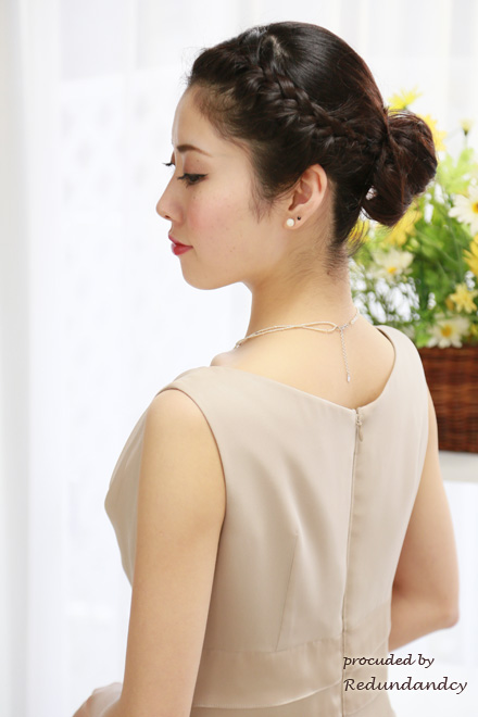 ベージュの膝丈変形ティアードドレス