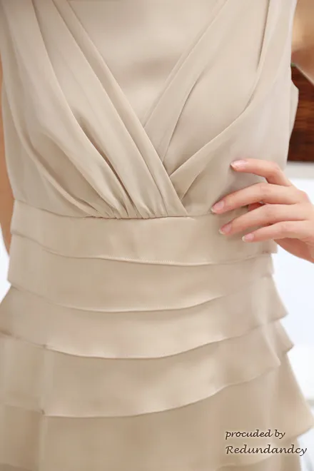 ベージュの膝丈変形ティアードドレス