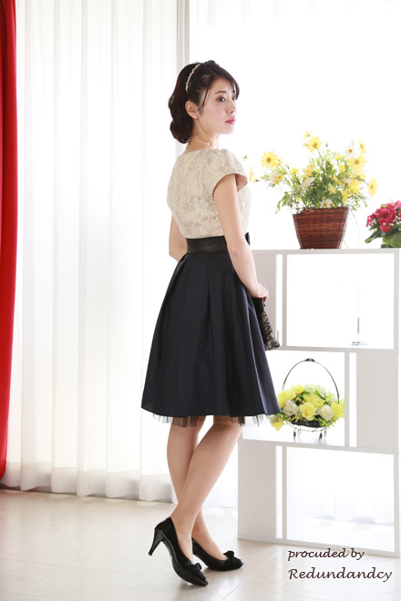 ベージュ×ネイビーのウエスト切替プリンセスラインドレス