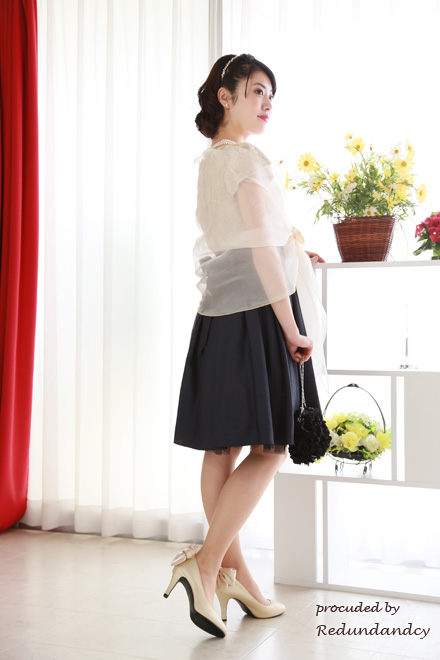 ベージュ×ネイビーのウエスト切替プリンセスラインドレス