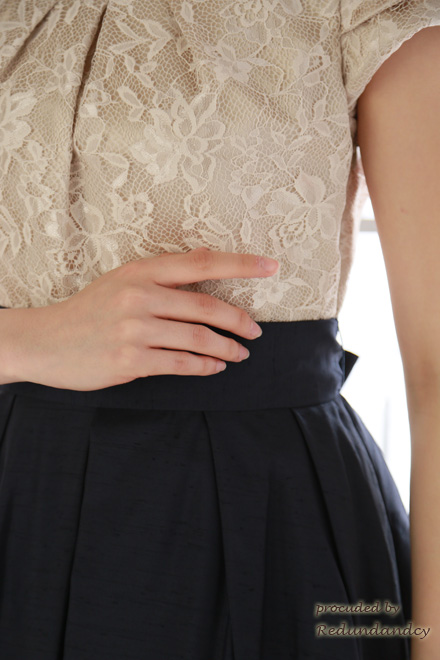 ベージュ×ネイビーのウエスト切替プリンセスラインドレス