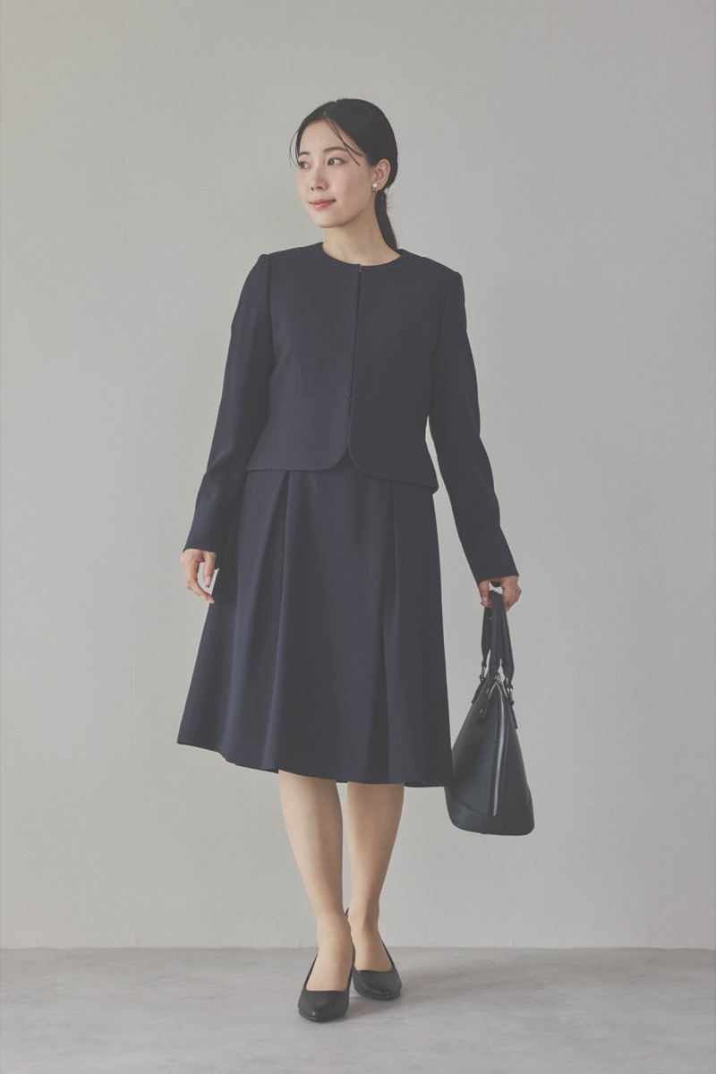 ネイビーのタックワンピーススーツセット