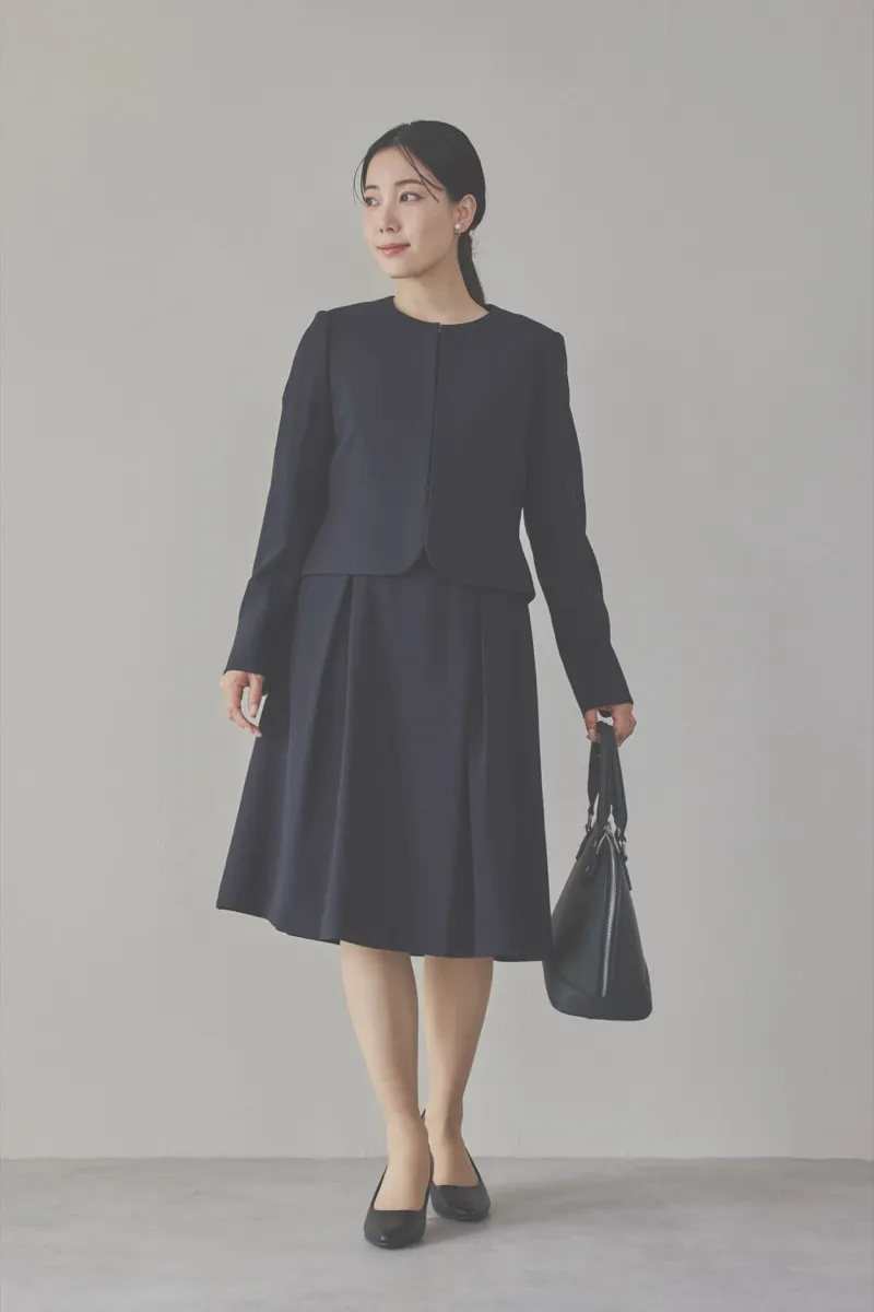 ネイビーのタックワンピーススーツセット