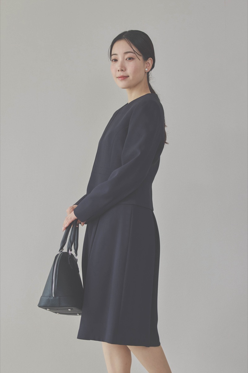 ネイビーのタックワンピーススーツセット