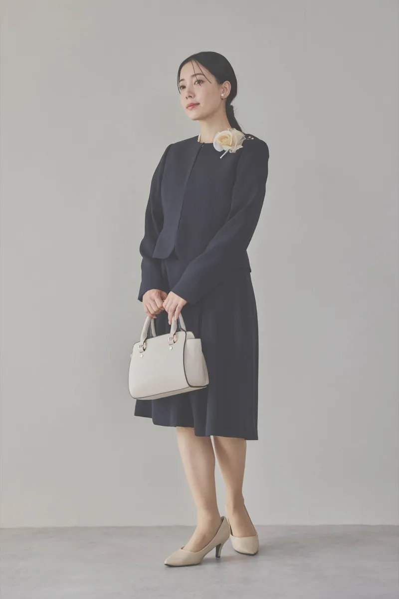 ネイビーのタックワンピーススーツセット