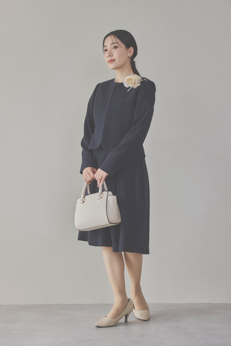 ネイビーのタックワンピーススーツセット