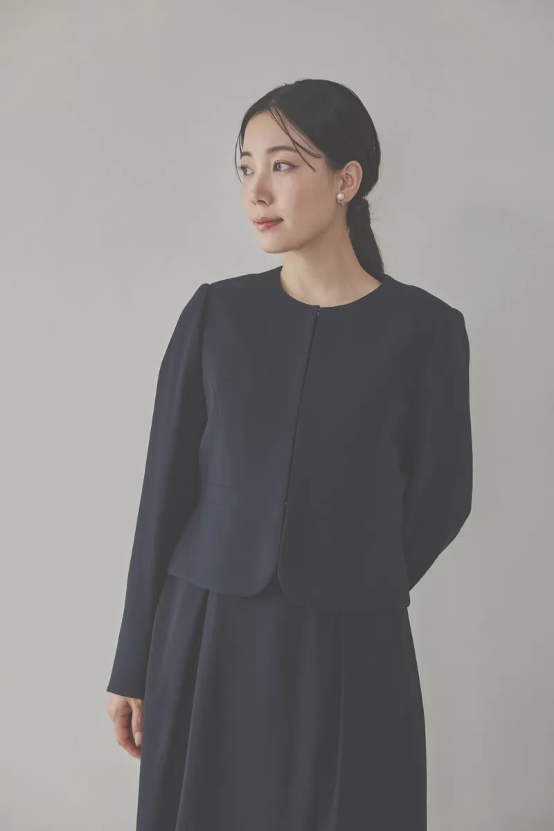 ネイビーのタックワンピーススーツセット