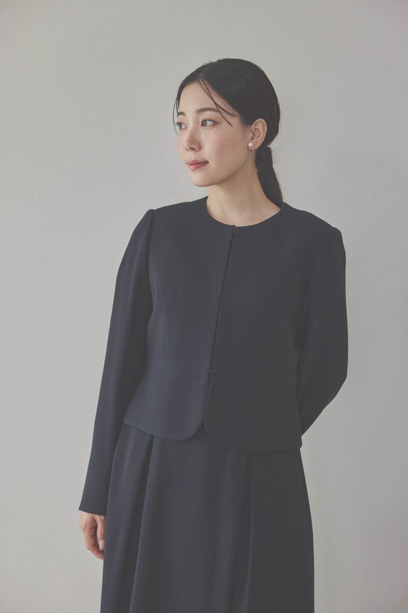 ネイビーのタックワンピーススーツセット