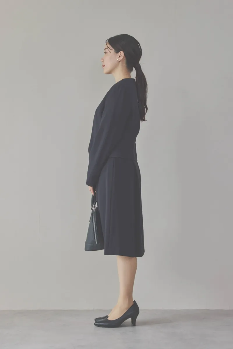 ネイビーのタックワンピーススーツセット