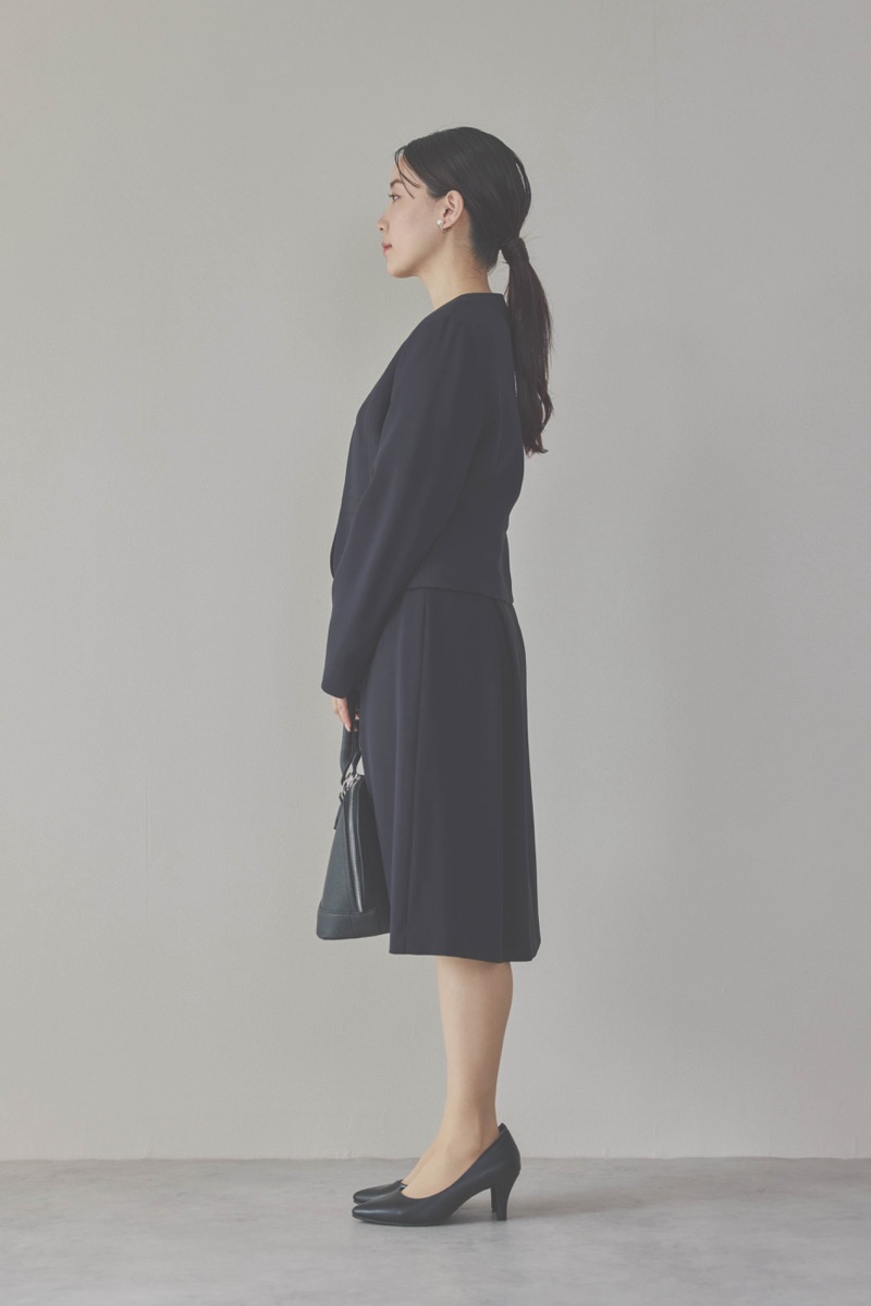 ネイビーのタックワンピーススーツセット