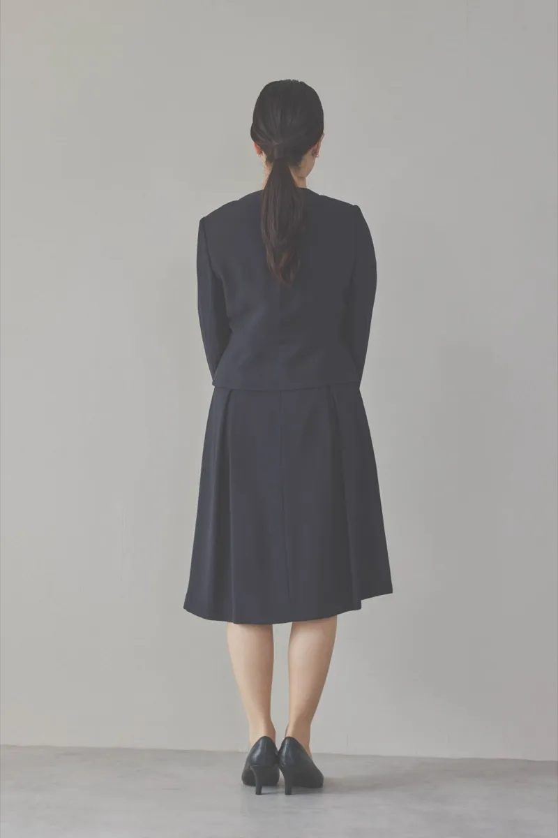 ネイビーのタックワンピーススーツセット