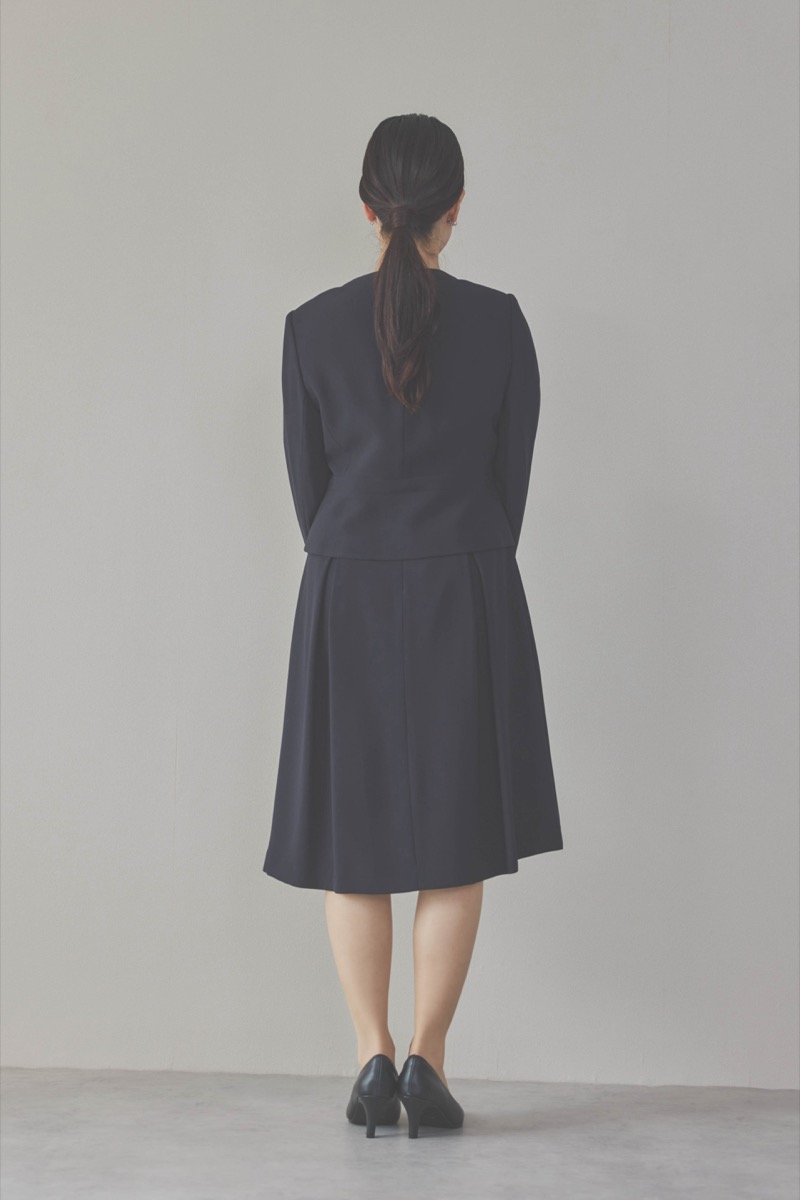 ネイビーのタックワンピーススーツセット