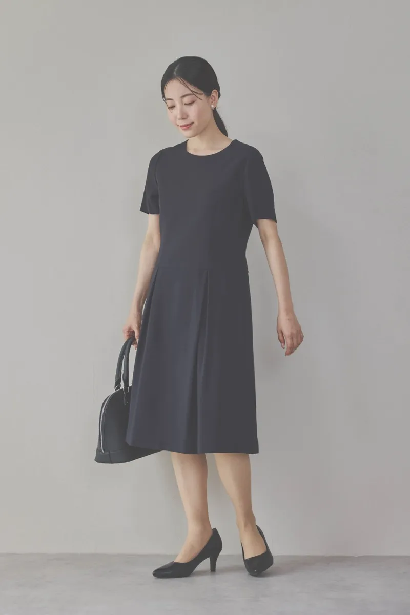 ネイビーのタックワンピーススーツセット