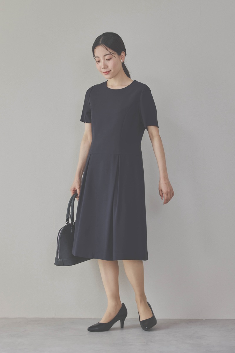 ネイビーのタックワンピーススーツセット