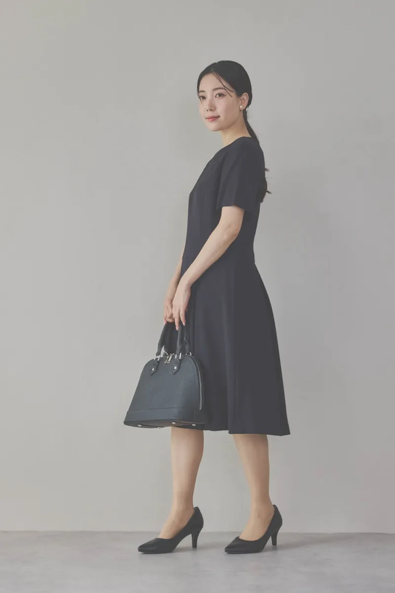 ネイビーのタックワンピーススーツセット