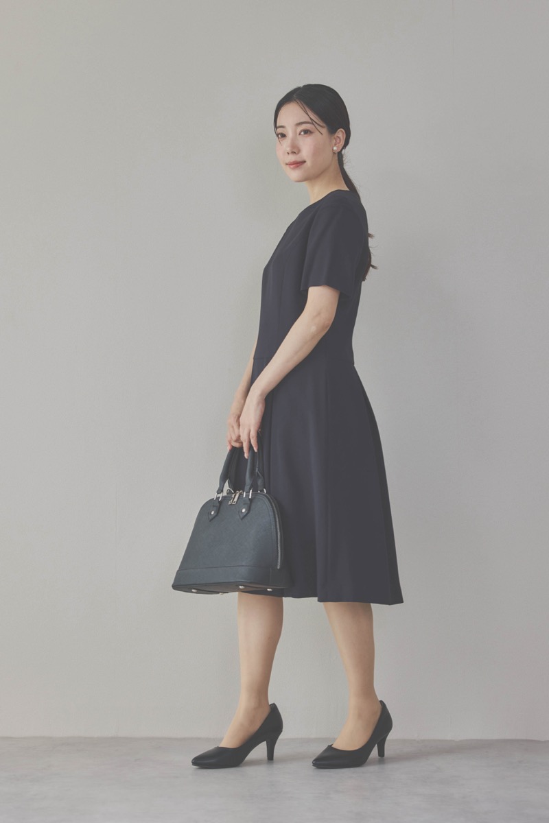 ネイビーのタックワンピーススーツセット