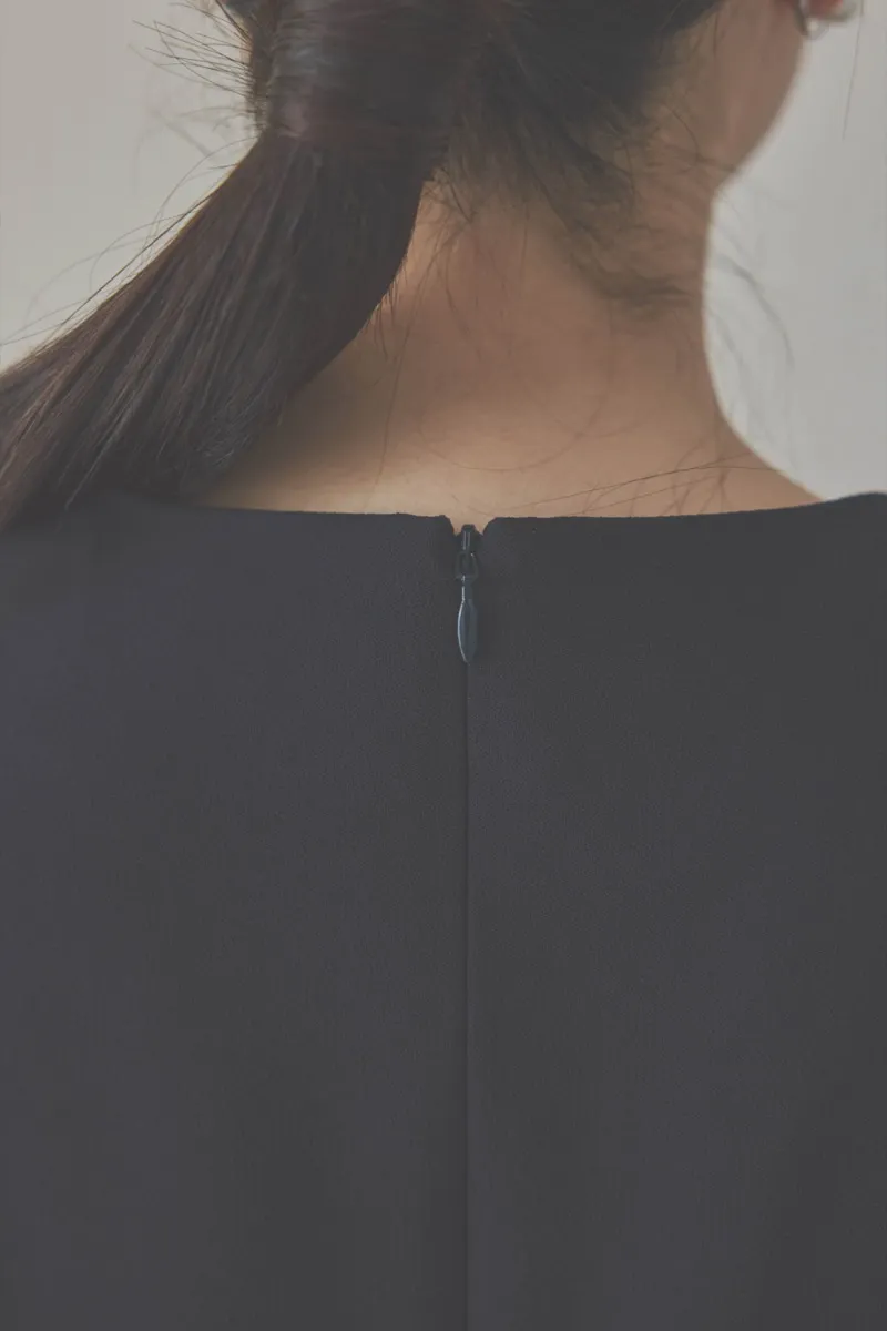 ネイビーのタックワンピーススーツセット