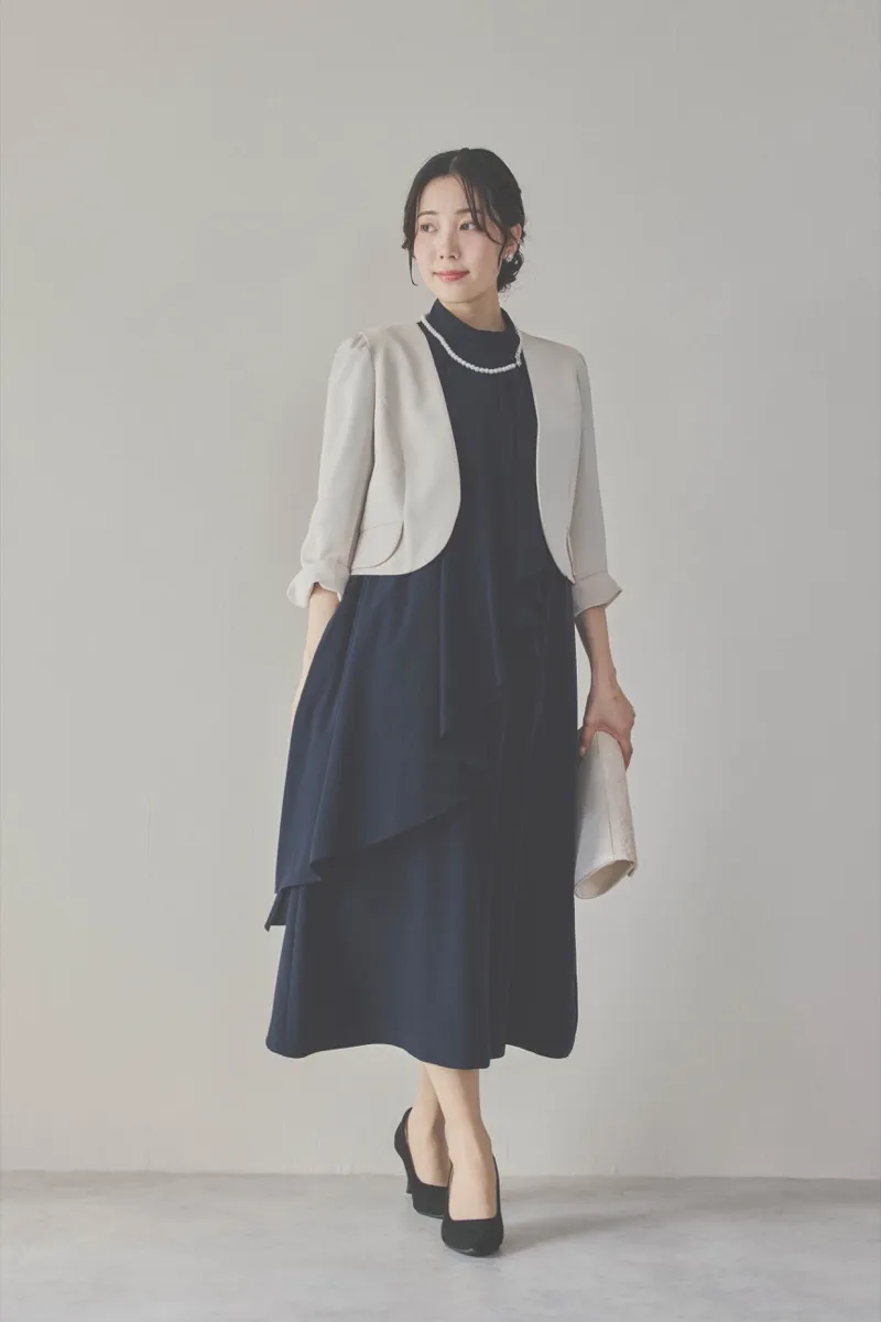 ネイビーのフロントドレープ前開きドレス