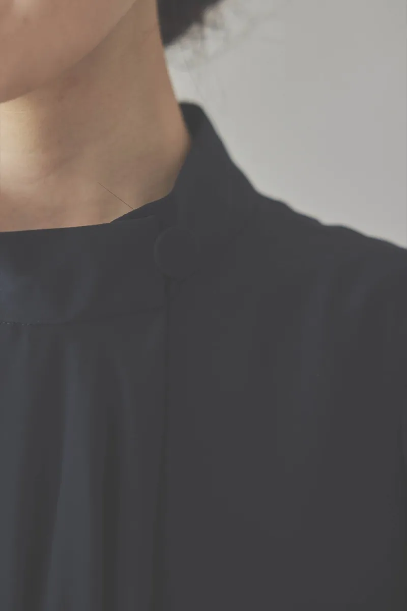 ネイビーのフロントドレープ前開きドレス [ 店頭販売価格 42,900円 ]