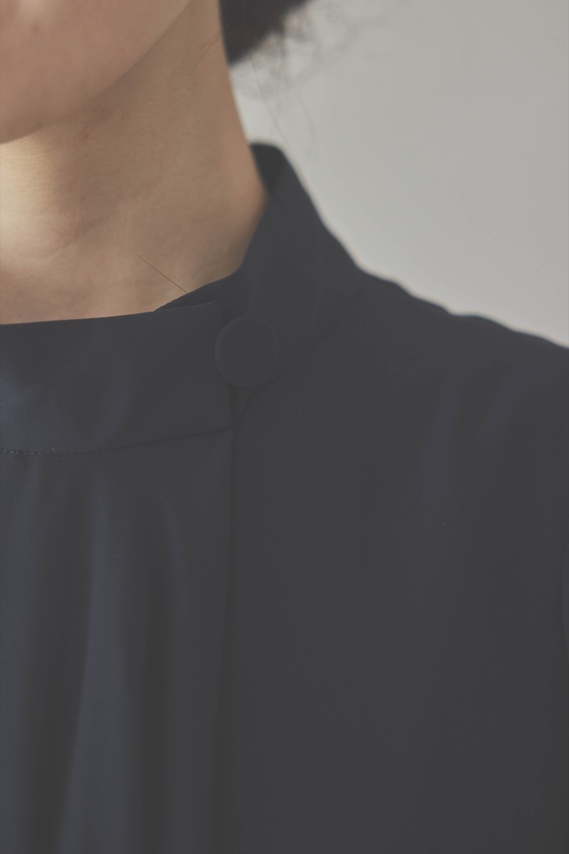 ネイビーのフロントドレープ前開きドレス [ 店頭販売価格 42,900円 ]