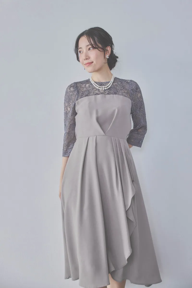 グレージュのデコルテ切り替えラップドレス [ 店頭販売価格 37,000円 ]