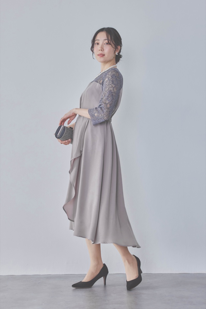 グレージュのデコルテ切り替えラップドレス [ 店頭販売価格 37,000円 ]