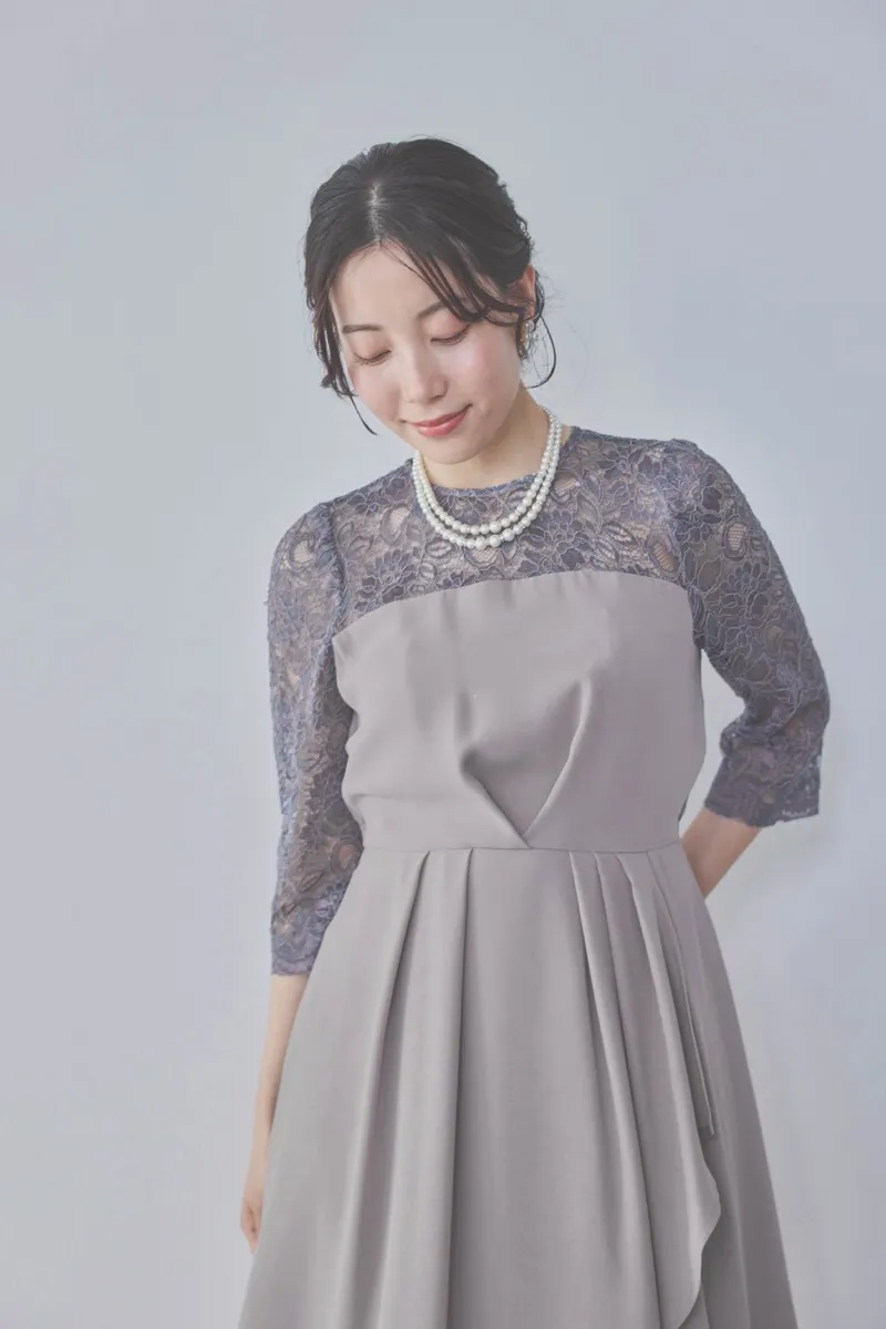グレージュのデコルテ切り替えラップドレス [ 店頭販売価格 37,000円 ]