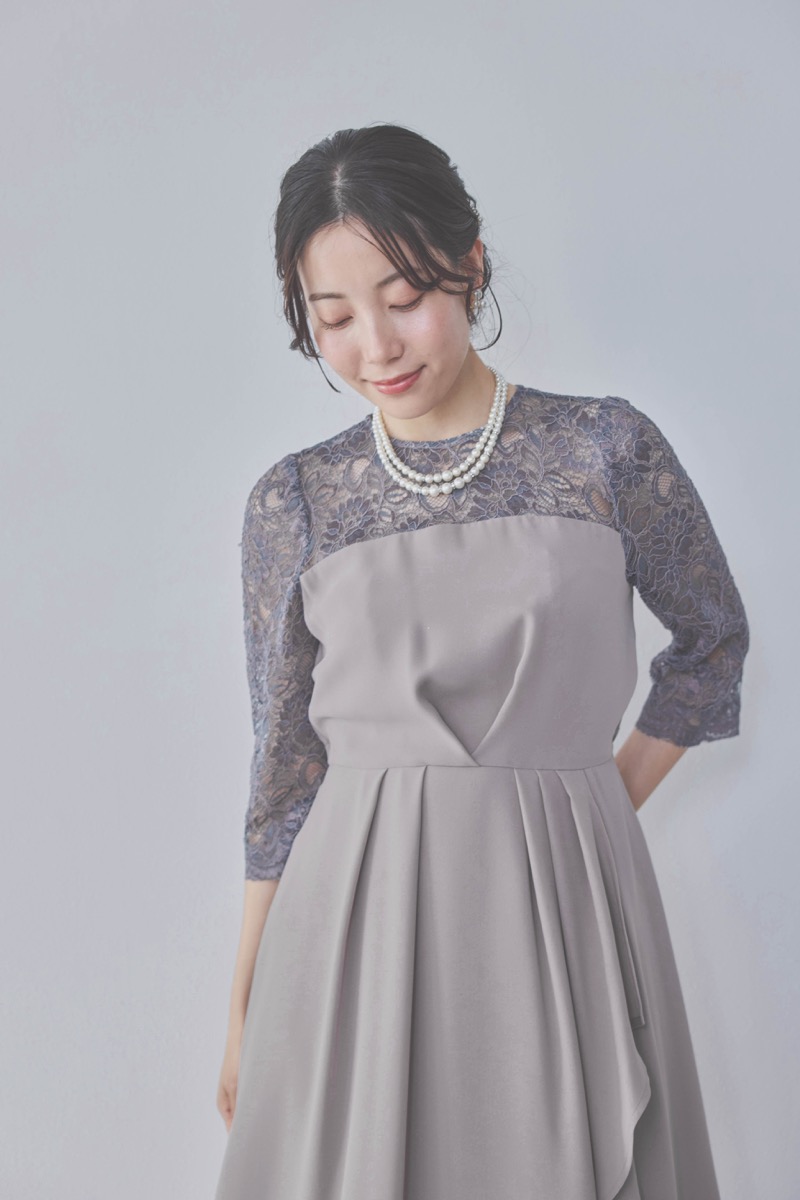 グレージュのデコルテ切り替えラップドレス [ 店頭販売価格 37,000円 ]