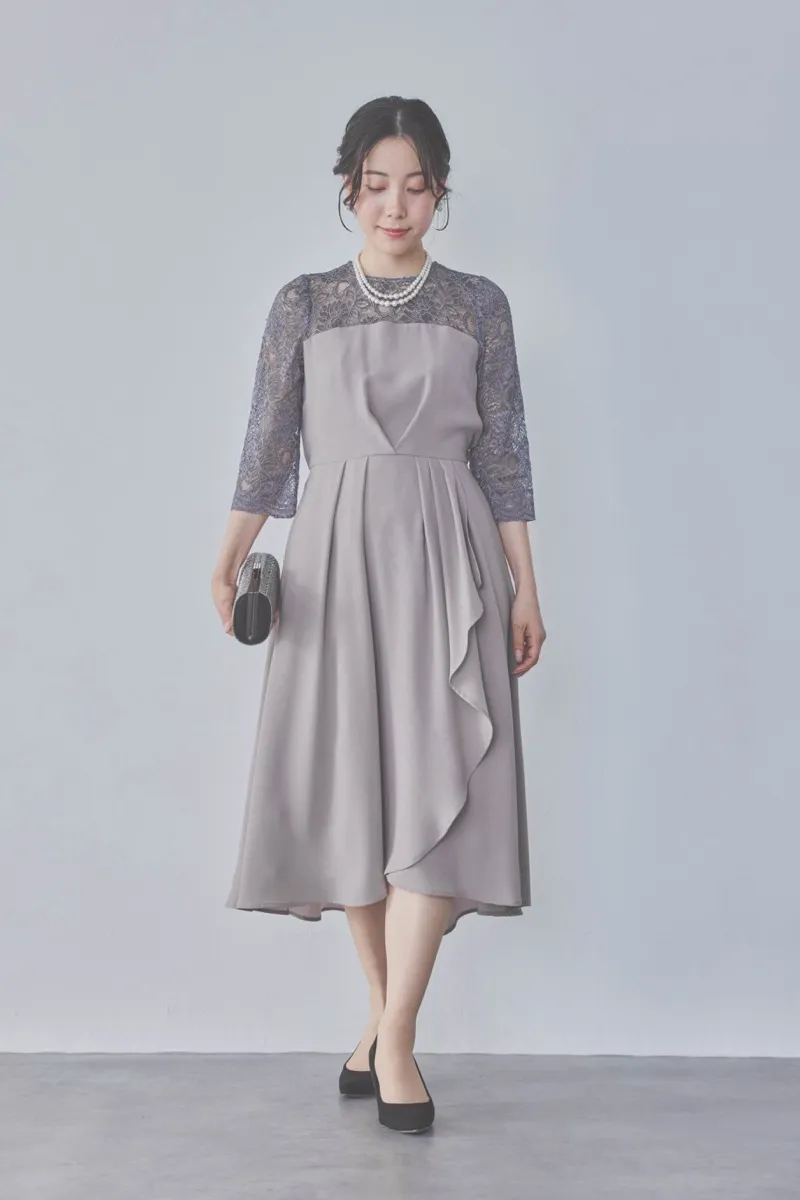 グレージュのデコルテ切り替えラップドレス [ 店頭販売価格 37,000円 ]