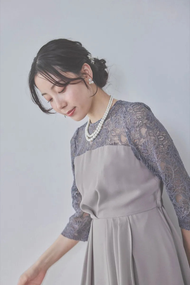 グレージュのデコルテ切り替えラップドレス [ 店頭販売価格 37,000円 ]
