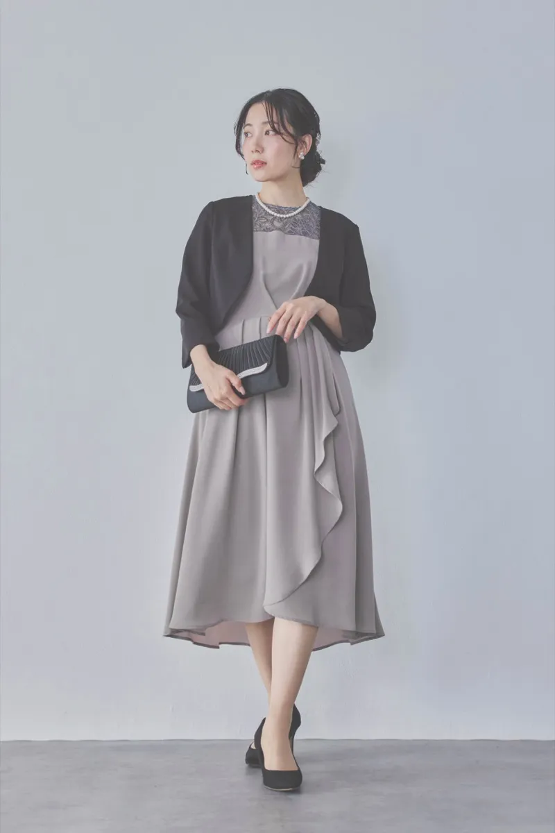 グレージュのデコルテ切り替えラップドレス [ 店頭販売価格 37,000円 ]