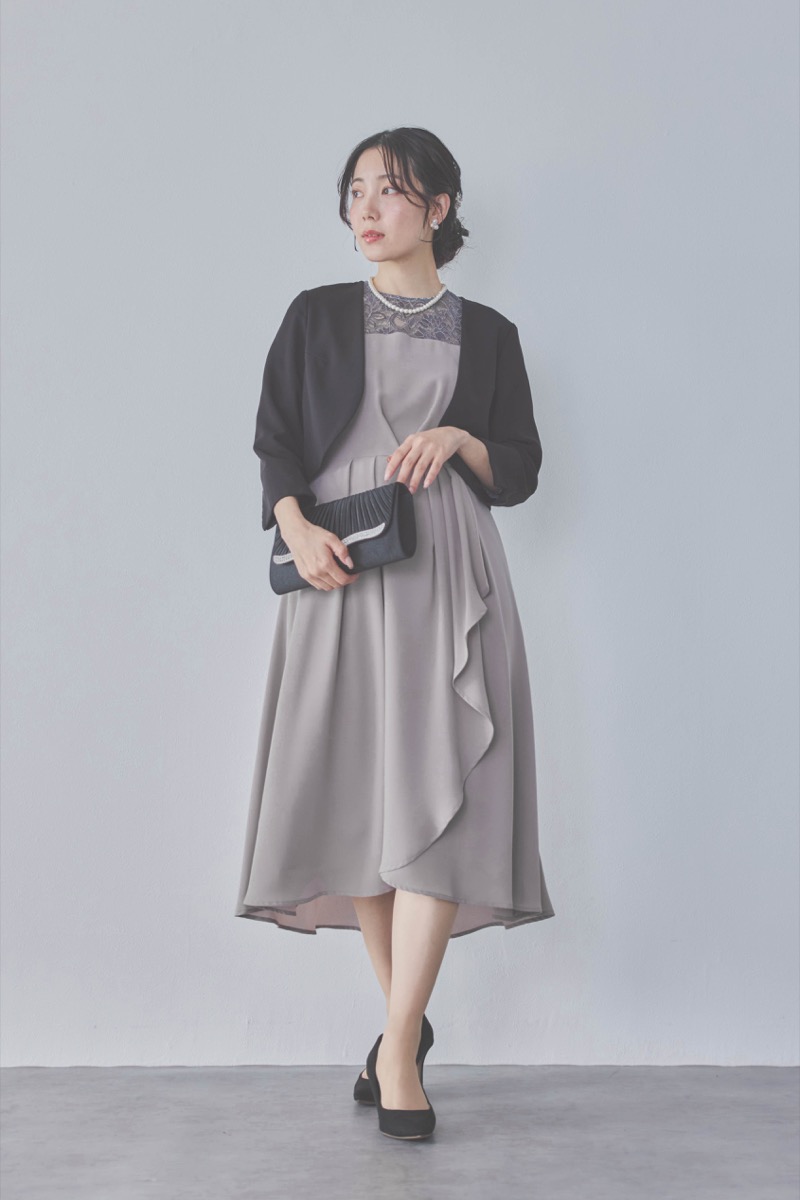グレージュのデコルテ切り替えラップドレス [ 店頭販売価格 37,000円 ]