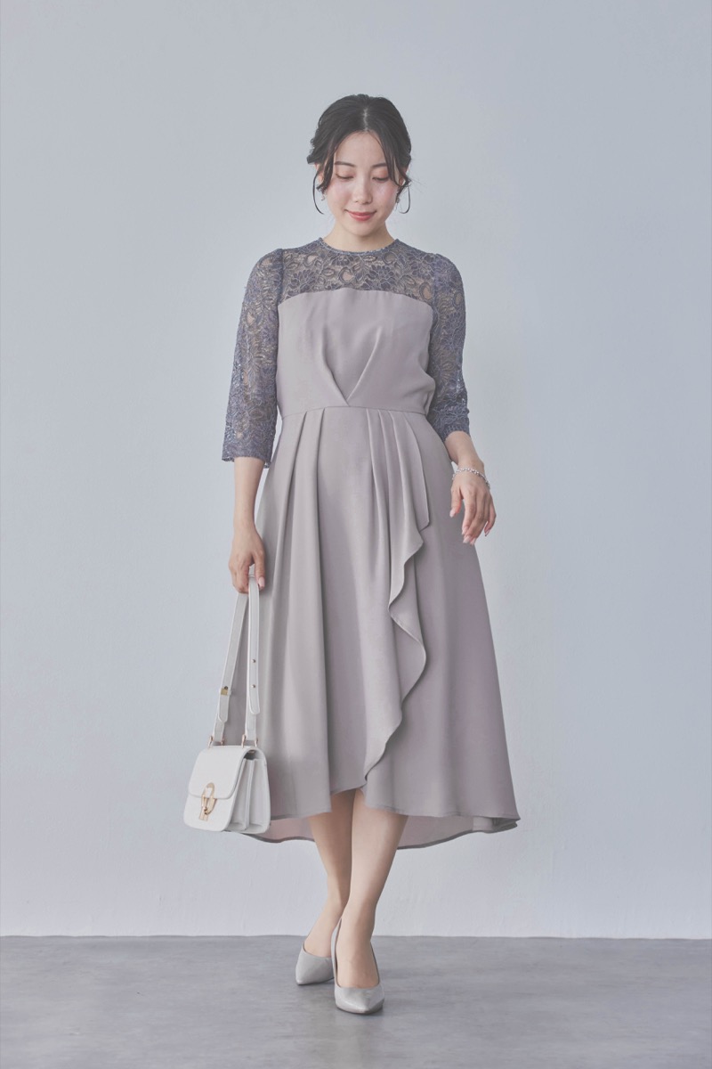 グレージュのデコルテ切り替えラップドレス [ 店頭販売価格 37,000円 ]
