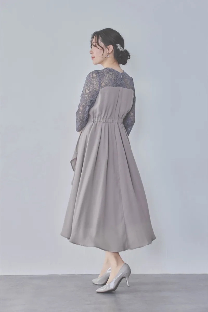 グレージュのデコルテ切り替えラップドレス [ 店頭販売価格 37,000円 ]