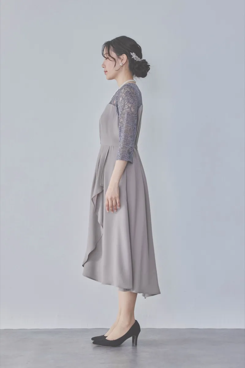 グレージュのデコルテ切り替えラップドレス [ 店頭販売価格 37,000円 ]