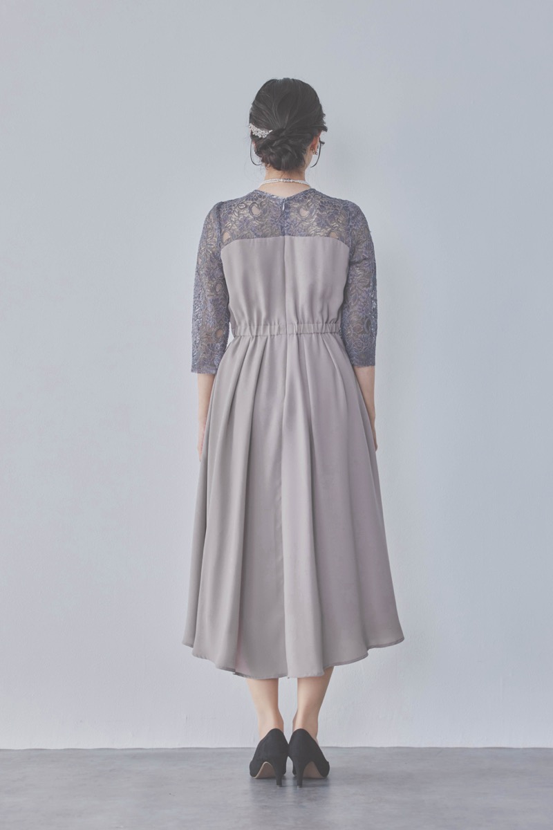 グレージュのデコルテ切り替えラップドレス [ 店頭販売価格 37,000円 ]